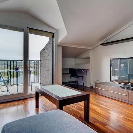 Luminoso Atico Con Terraza, Irun, Parking, 4pax Appartement Irun