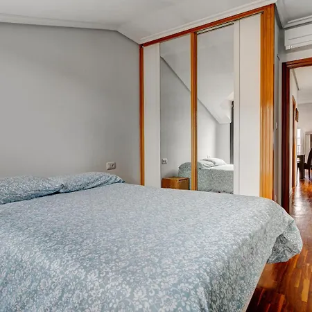 Luminoso Atico Con Terraza, Irun, Parking, 4pax * Irun