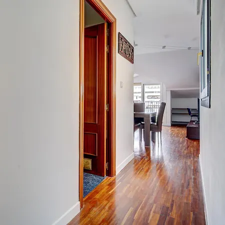 Luminoso Atico Con Terraza, Irun, Parking, 4pax