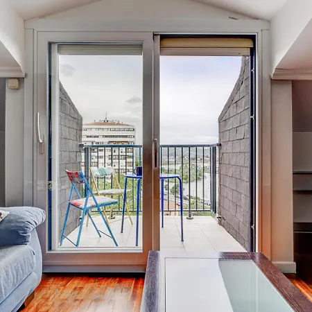 Luminoso Atico Con Terraza, Irun, Parking, 4pax