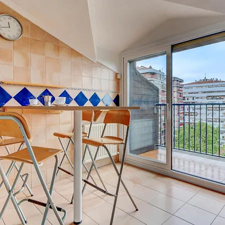 Luminoso Atico Con Terraza, Irun, Parking, 4pax Irún