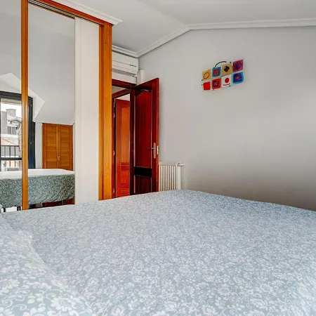Luminoso Atico Con Terraza, Irun, Parking, 4pax Apartamento Irun