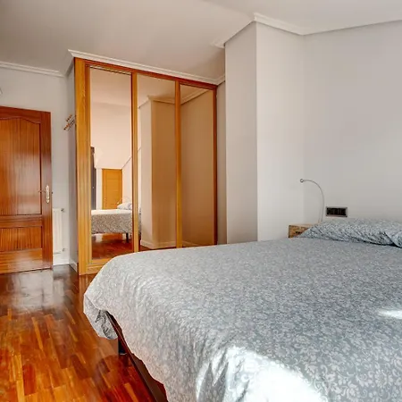 Luminoso Atico Con Terraza, Irun, Parking, 4pax Apartman *