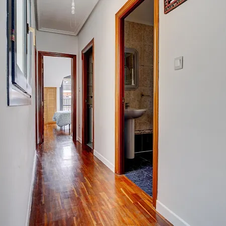 Luminoso Atico Con Terraza, Irun, Parking, 4pax Irún