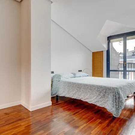 Luminoso Atico Con Terraza, Irun, Parking, 4pax * Irun