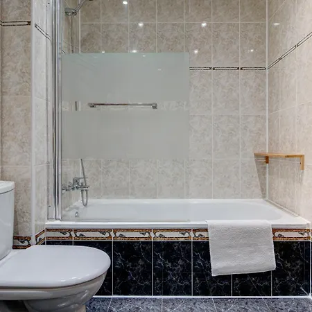 Luminoso Atico Con Terraza, Irun, Parking, 4pax